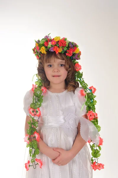 ウクライナの国民の花輪の女の子 — ストック写真