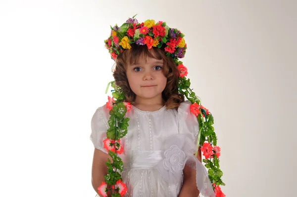 Dívka v ukrajinské národní věnec — Stock fotografie