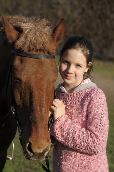 一个女孩旁边的马的肖像 — 图库照片