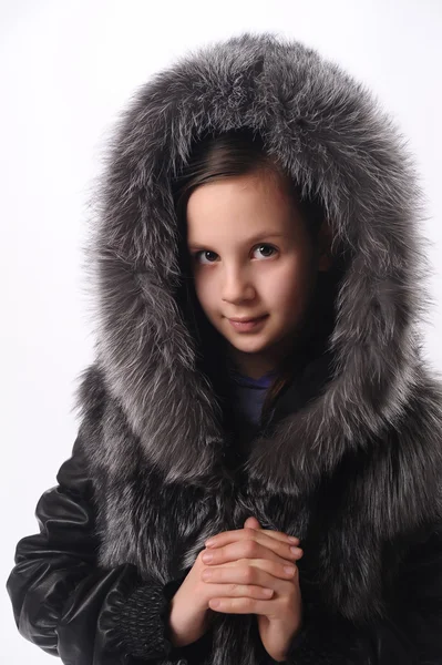 모피 코트를 입은 소녀 — 스톡 사진
