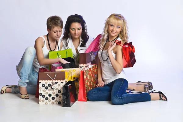 Three beautiful girls are shopping — Stock Photo, Image