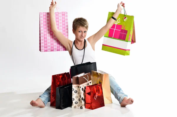 Ung kvinna efter shopping — Stockfoto