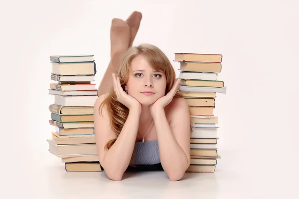 Teen flicka med massa böcker — Stockfoto