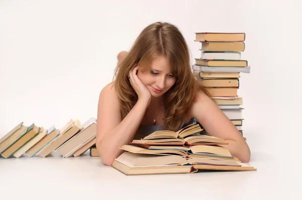 Дівчина-підліток з великою кількістю книг — стокове фото