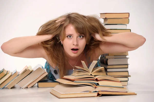 年轻的学生有很多书籍为期末考试的女人 — 图库照片