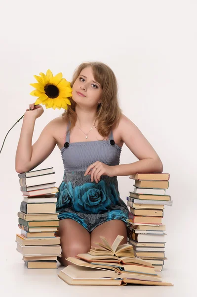 Kitaplar ile genç kız — Stok fotoğraf