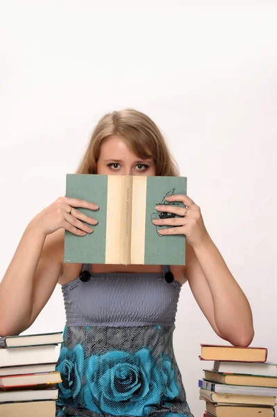 Jong meisje met boeken — Stockfoto