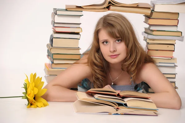 Молода дівчина з книгами — стокове фото