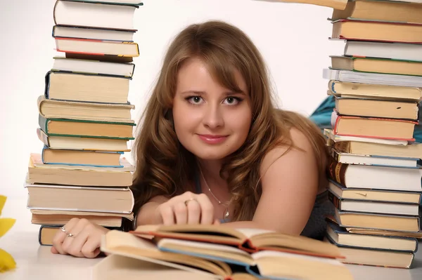 Jonge student vrouw met een heleboel boeken studeren voor examens — Stockfoto