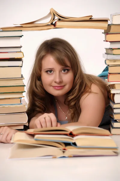 Giovane ragazza con libri — Foto Stock