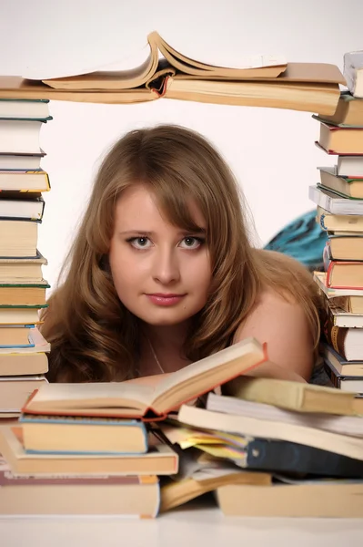 Junges Mädchen mit Büchern — Stockfoto