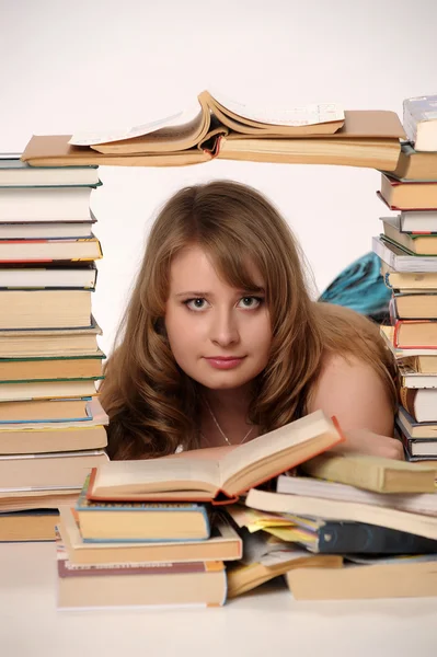 本を持つ若い女の子 — ストック写真