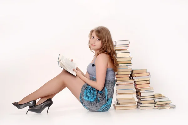 Молода дівчина з книгами — стокове фото