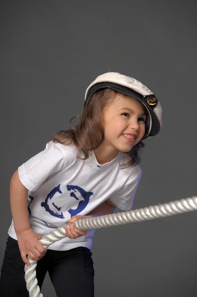 Молодой моряк с веревкой — стоковое фото