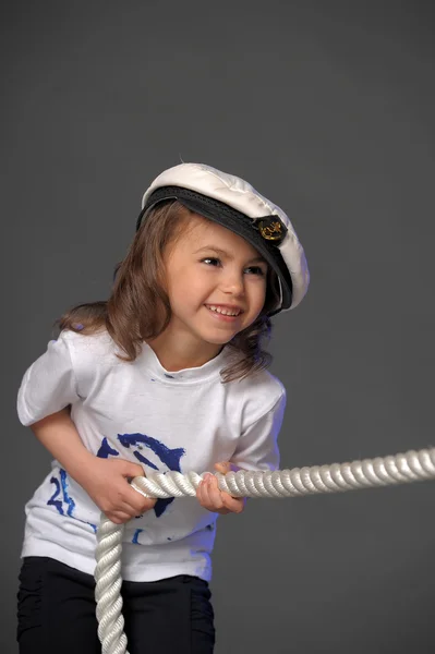 Genç bir denizci halat boyu — Stok fotoğraf