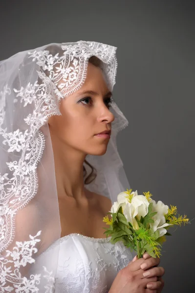 Mooie bruid gekleed in witte jurk — Stockfoto