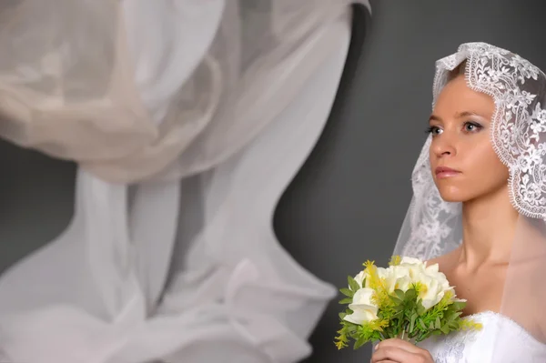 Mooie bruid gekleed in witte jurk — Stockfoto
