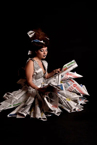 Κορίτσι στην εφημερίδα — Φωτογραφία Αρχείου