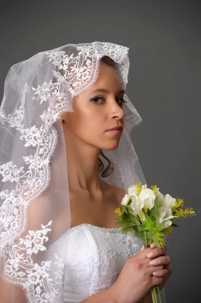 Die Braut mit dem Strauß — Stockfoto