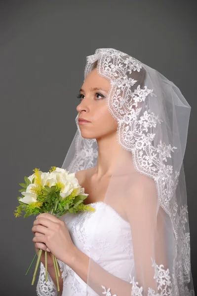 De bruid met een boeket — Stockfoto