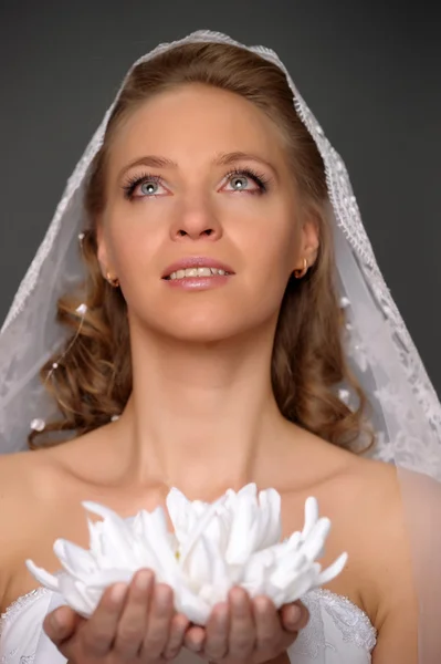 Невеста с лотосом в руках — стоковое фото