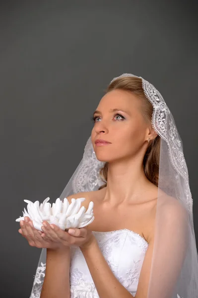 Невеста с лотосом в руках — стоковое фото