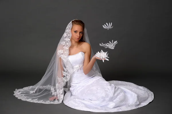 Bruid met een lotus in handen — Stockfoto
