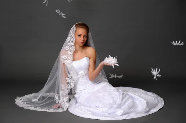 新娘与手中的莲花 — 图库照片