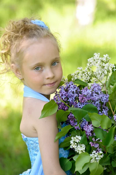 Menina com lilás — Fotografia de Stock