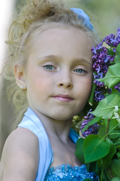 Menina com lilás — Fotografia de Stock