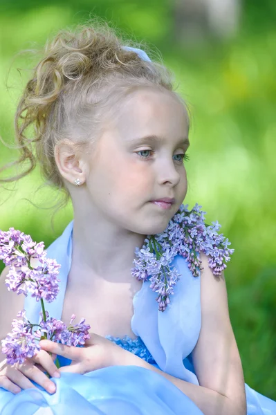 Chica con lila — Foto de Stock