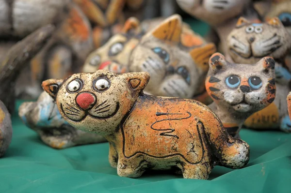 Смешные керамические кошки — стоковое фото