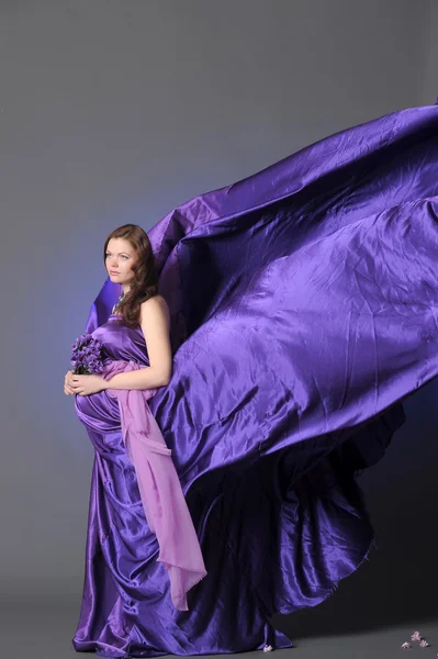 Szép terhes nő egy lila — Stock Fotó