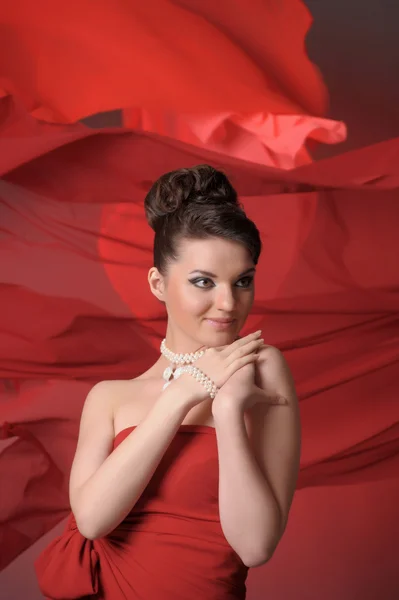 Den unga kvinnan i rött — Stockfoto