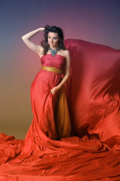 Kvinna i röd flying klänning — Stockfoto