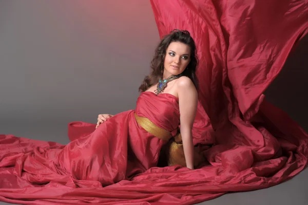 Vrouw in het rood vliegen jurk — Stockfoto