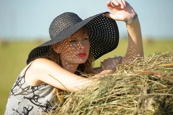 Menina de chapéu de abas largas — Fotografia de Stock