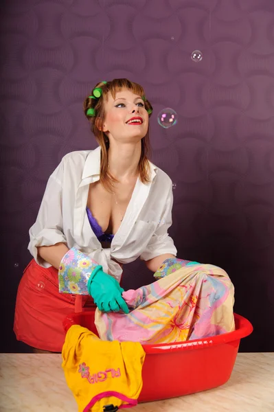 Huisvrouw wassen kleren — Stockfoto