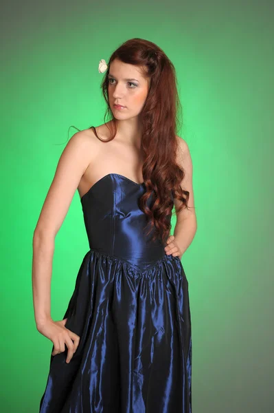 Chica en un vestido azul — Foto de Stock