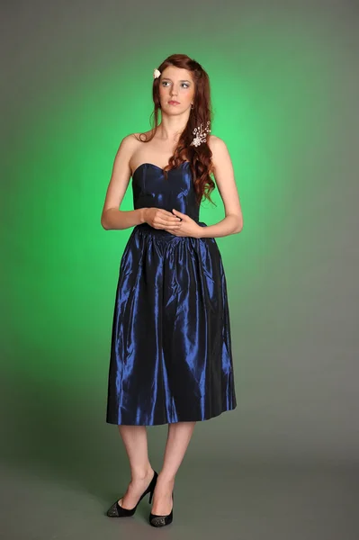 Menina em um vestido azul — Fotografia de Stock
