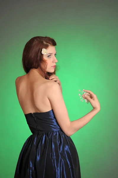 Meisje in een blauwe jurk — Stockfoto