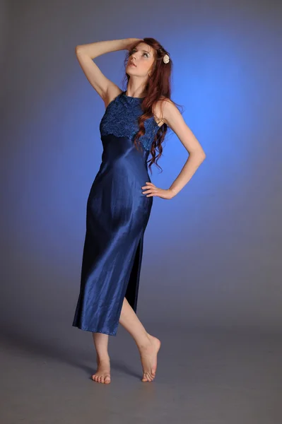 Meisje in een blauwe jurk — Stockfoto