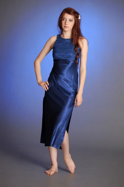 파란 드레스를 입은 소녀 — 스톡 사진