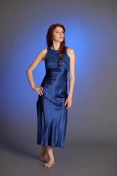 Дівчина в блакитній сукні — стокове фото
