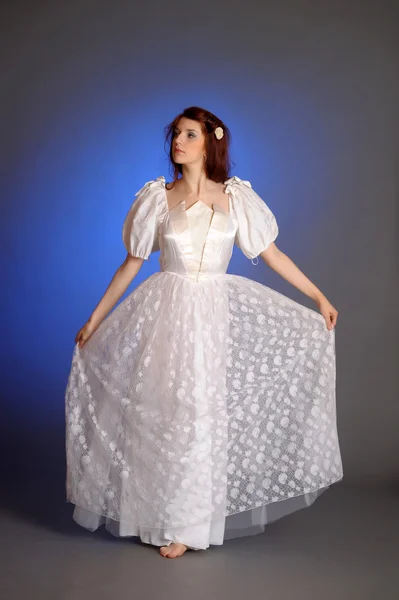 Piękna młoda kobieta w białej sukni. w studio. — Zdjęcie stockowe
