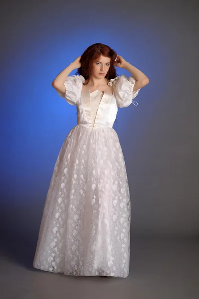 Güzel genç bir kadın beyaz bir elbise içinde. stüdyoda. — Stok fotoğraf