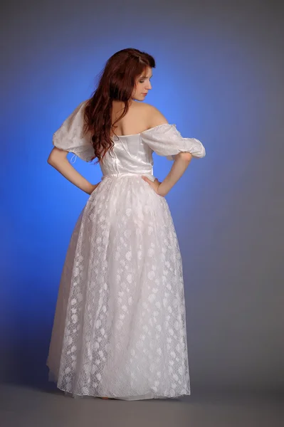 Gyönyörű fiatal nő fehér ruhában. a stúdióban. — Stock Fotó