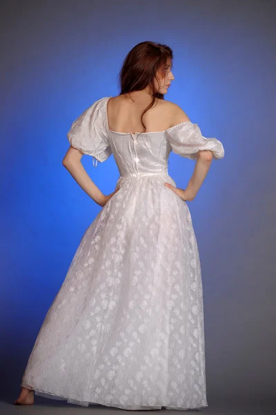 Belle jeune femme en robe blanche. Dans le studio . — Photo