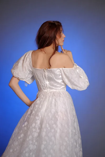 Vakker ung kvinne i hvit kjole. I studioet . – stockfoto