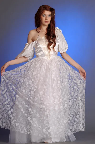 Gyönyörű fiatal nő fehér ruhában. a stúdióban. — Stock Fotó